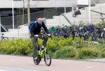 Amsterdam 15 april 2022
Dolf Jansen op zijn fiets in Amsterdam zuid