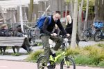 Amsterdam 15 april 2022
Dolf Jansen op zijn fiets in Amsterdam zuid