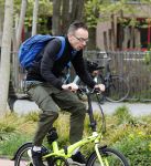 Amsterdam 15 april 2022
Dolf Jansen op zijn fiets in Amsterdam zuid