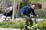 Amsterdam 15 april 2022
Dolf Jansen op zijn fiets in Amsterdam zuid