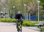 Amsterdam 15 april 2022
Dolf Jansen op zijn fiets in Amsterdam zuid