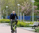 Amsterdam 15 april 2022
Dolf Jansen op zijn fiets in Amsterdam zuid