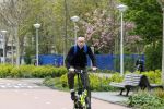 Amsterdam 15 april 2022
Dolf Jansen op zijn fiets in Amsterdam zuid