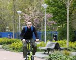 Amsterdam 15 april 2022
Dolf Jansen op zijn fiets in Amsterdam zuid