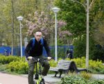 Amsterdam 15 april 2022
Dolf Jansen op zijn fiets in Amsterdam zuid