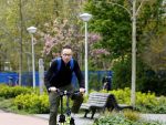 Amsterdam 15 april 2022
Dolf Jansen op zijn fiets in Amsterdam zuid