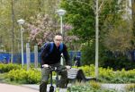 Amsterdam 15 april 2022
Dolf Jansen op zijn fiets in Amsterdam zuid