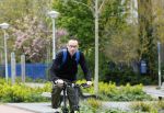 Amsterdam 15 april 2022
Dolf Jansen op zijn fiets in Amsterdam zuid
