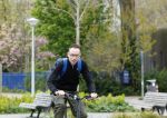 Amsterdam 15 april 2022
Dolf Jansen op zijn fiets in Amsterdam zuid