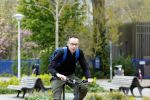 Amsterdam 15 april 2022
Dolf Jansen op zijn fiets in Amsterdam zuid