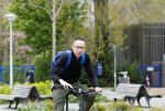 Amsterdam 15 april 2022
Dolf Jansen op zijn fiets in Amsterdam zuid