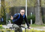 Amsterdam 15 april 2022
Dolf Jansen op zijn fiets in Amsterdam zuid