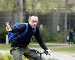 Amsterdam 15 april 2022
Dolf Jansen op zijn fiets in Amsterdam zuid