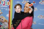 Amsterdam 1 mei 2022
Premiere 2 kleine kleutertjes bedacht door Jan Smit .
Dyantha Brooks met zoon en met een vriendin