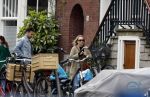 Amsterdam 15 april 2022
Eva Jinek met partner op straat in Amsterdam zuid