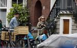Amsterdam 15 april 2022
Eva Jinek met partner op straat in Amsterdam zuid