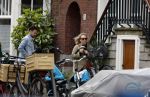 Amsterdam 15 april 2022
Eva Jinek met partner op straat in Amsterdam zuid