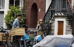 Amsterdam 15 april 2022
Eva Jinek met partner op straat in Amsterdam zuid
