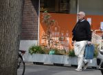 Amsterdam 16 april 2022
Frans Mulder met partner op straat in Amsterdam zuid.