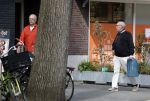 Amsterdam 16 april 2022
Frans Mulder met partner op straat in Amsterdam zuid.