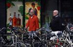 Amsterdam 16 april 2022
Frans Mulder met partner op straat in Amsterdam zuid.