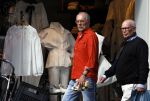 Amsterdam 16 april 2022
Frans Mulder met partner op straat in Amsterdam zuid.