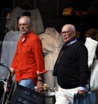 Amsterdam 16 april 2022
Frans Mulder met partner op straat in Amsterdam zuid.