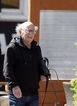 Amsterdam 9 mei 2022
Frans Weisz en zijn vrouw Regina Weisz wandelend door Amsterdam zuid