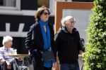 Amsterdam 9 mei 2022
Frans Weisz en zijn vrouw Regina Weisz wandelend door Amsterdam zuid