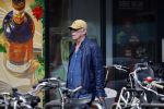 Amsterdam 16 april 2022
Jack Spijkerman aan het winkelen op de beethovenstraat