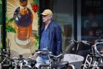 Amsterdam 16 april 2022
Jack Spijkerman aan het winkelen op de beethovenstraat