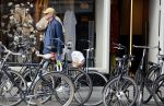 Amsterdam 16 april 2022
Jack Spijkerman aan het winkelen op de beethovenstraat