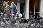 Amsterdam 16 april 2022
Jack Spijkerman aan het winkelen op de beethovenstraat