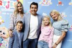 Amsterdam 1 mei 2022
Premiere 2 kleine kleutertjes bedacht door Jan Smit . Jan kwam met zijn vrouw Liza en kinderen Fem Emma en zoon Senn