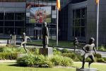 Zeist 13 mei 2022
Beelden van div grootheden uit de nedelandse voetbalgeschiedenis. Oa Ruud Gullit Johan Cruijff Edwin v d Sar Willem v Hanegem en Rinus Michels op de KNVB Campus