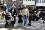 Amsterdam 16 april 2022
Kimberley Klaver en haar partner Michel v d Bergh met kinderen op de cornelis schuytstraat