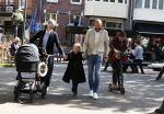 Amsterdam 16 april 2022
Kimberley Klaver en haar partner Michel v d Bergh met kinderen op de cornelis schuytstraat