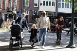 Amsterdam 16 april 2022
Kimberley Klaver en haar partner Michel v d Bergh met kinderen op de cornelis schuytstraat