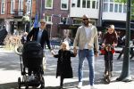 Amsterdam 16 april 2022
Kimberley Klaver en haar partner Michel v d Bergh met kinderen op de cornelis schuytstraat
