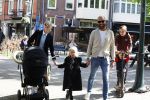 Amsterdam 16 april 2022
Kimberley Klaver en haar partner Michel v d Bergh met kinderen op de cornelis schuytstraat