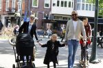 Amsterdam 16 april 2022
Kimberley Klaver en haar partner Michel v d Bergh met kinderen op de cornelis schuytstraat