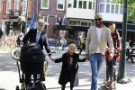 Amsterdam 16 april 2022
Kimberley Klaver en haar partner Michel v d Bergh met kinderen op de cornelis schuytstraat