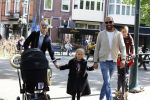 Amsterdam 16 april 2022
Kimberley Klaver en haar partner Michel v d Bergh met kinderen op de cornelis schuytstraat