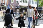 Amsterdam 16 april 2022
Kimberley Klaver en haar partner Michel v d Bergh met kinderen op de cornelis schuytstraat