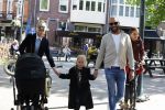 Amsterdam 16 april 2022
Kimberley Klaver en haar partner Michel v d Bergh met kinderen op de cornelis schuytstraat