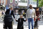 Amsterdam 16 april 2022
Kimberley Klaver en haar partner Michel v d Bergh met kinderen op de cornelis schuytstraat