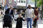 Amsterdam 16 april 2022
Kimberley Klaver en haar partner Michel v d Bergh met kinderen op de cornelis schuytstraat