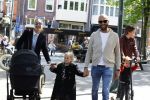 Amsterdam 16 april 2022
Kimberley Klaver en haar partner Michel v d Bergh met kinderen op de cornelis schuytstraat