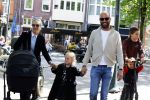 Amsterdam 16 april 2022
Kimberley Klaver en haar partner Michel v d Bergh met kinderen op de cornelis schuytstraat