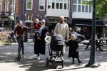 Amsterdam 16 april 2022
Kimberley Klaver en haar partner Michel v d Bergh met kinderen op de cornelis schuytstraat
